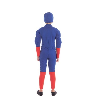 Criança com fato de mergulho azul e vermelho