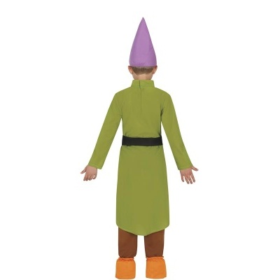 Fato infantil verde com chapéu cónico púrpura visto de costas