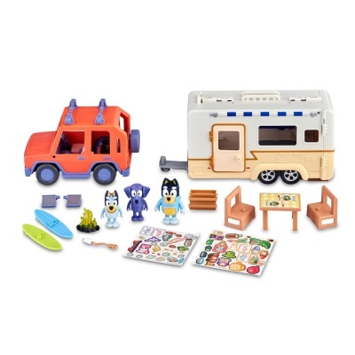 Conjunto de brinquedo com carrinha, autocaravana, figuras de cães e acessórios de campismo.