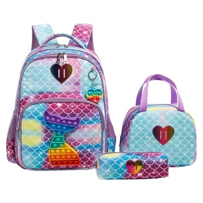 Conjunto colorido com mochila, estojo e nécessaire com padrão de escamas e detalhes pop it em silicone.