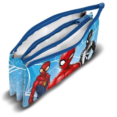 Estojo escolar azul claro com personagens do Homem-Aranha e padrão de teia de aranha