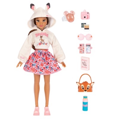 Boneca com roupas estilo Bambi e acessórios variados em fundo branco