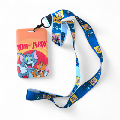 Crachá de plástico com ficha colorida de Tom e Jerry e fita azul com personagens