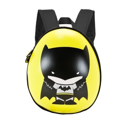 Mochila amarela com estampa de personagem tipo Batman em preto e cinza