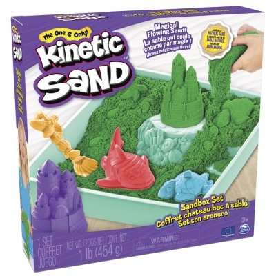 Caixa do conjunto Kinetic Sand com areia verde e moldes coloridos para castelos