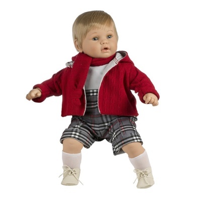 Boneca bebé vestida com casaco vermelho, calções aos quadrados e sapatos creme