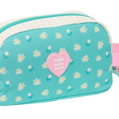 Necessaire azul com margaridas, coração rosa com texto, zíper e alça rosa.