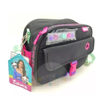 Bolsa preta com detalhes coloridos, etiqueta com imagem e texto Zulucca
