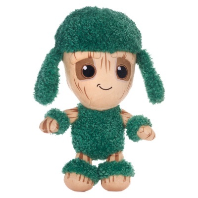 Boneco de peluche com corpo de madeira clara e roupa verde felpuda