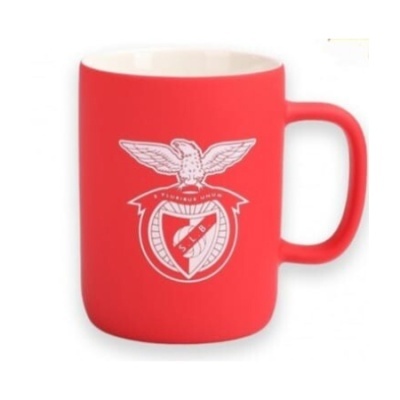 Caneca vermelha com emblema branco e águia