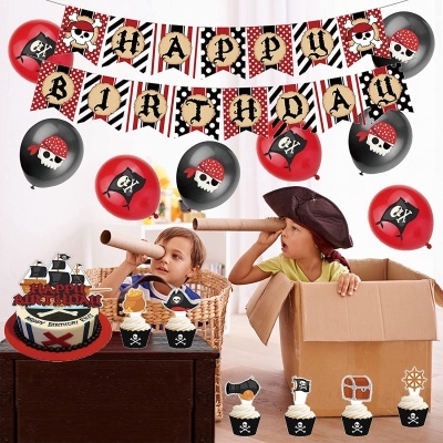 Decoração de festa de aniversário pirata com bandeirolas, balões, bolo e crianças a brincar.