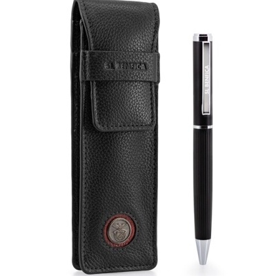 Estojo preto de couro com caneta preta com detalhes prateados e inscrição BENFICA.
