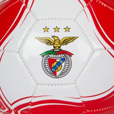bola de futebol branca e vermelha com emblema do SL Benfica