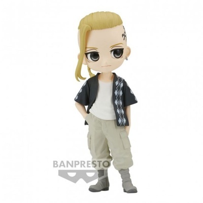 Figura chibi estilizada com roupas casuais em fundo branco