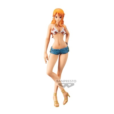 Figura anime feminina com biquíni branco e calções azuis sobre fundo branco