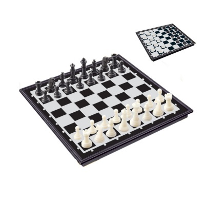 Conjunto de xadrez portátil com tabuleiro dobrável preto e branco e peças clássicas.
