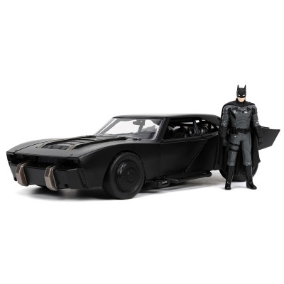 Carro preto de brinquedo com figura do Batman ao lado