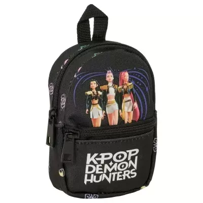 Mini mochila preta com estampa colorida e texto K-POP DEMON HUNTERS