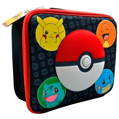Bolsa preta para transportar com personagens Pokémon coloridos e uma Pokébola em relevo
