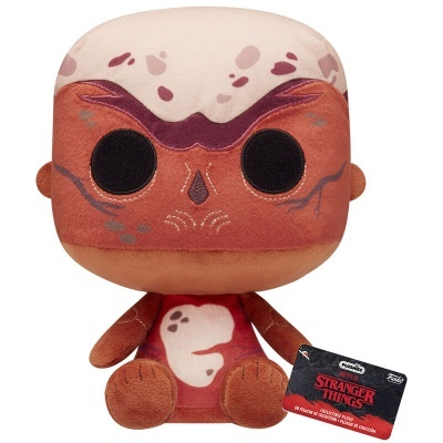 Boneco de pelúcia castanho com olhos grandes pretos e etiqueta Stranger Things