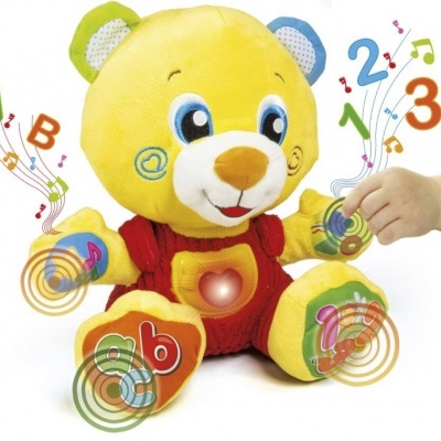 Ursinho de peluche amarelo com roupa vermelha e letras nas patas