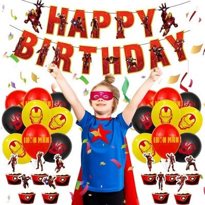 Decoração de festa de aniversário do Iron Man com balões coloridos, letras HAPPY BIRTHDAY e criança mascarada vestida de super-herói.
