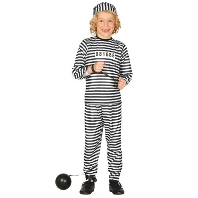 Criança com fato de prisioneiro riscado preto e branco e bola presa ao tornozelo.