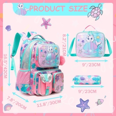 Mochila, lancheira e estojo com personagens de gato e animais marinhos em tons pastel