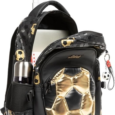 Mochila com rodas preta e dourada com padrão de bolas de futebol e compartimentos abertos