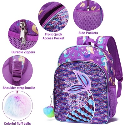 Mochila roxa infantil com padrão de sereias e cauda brilhante, zíperes, bolsos e bolas de pelúcia coloridas.