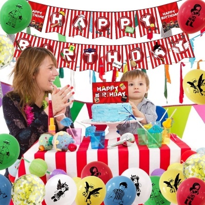 Decoração de aniversário infantil com balões e painel HAPPY BIRTHDAY, bolo azul e pessoas sorrindo