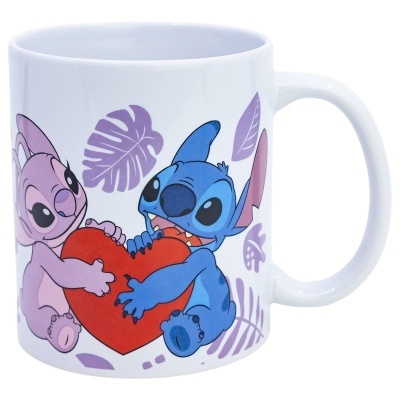 Caneca branca com personagens Stitch e Angel segurando coração vermelho e folhas lilases.
