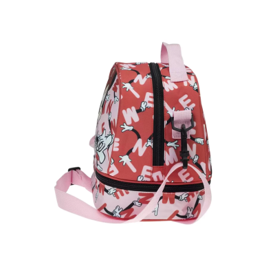 Mala pequena rosa com padrão de letras e mãos brancas