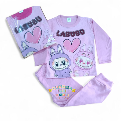 Pijama infantil rosa com estampa cartoon e texto LABUBU
