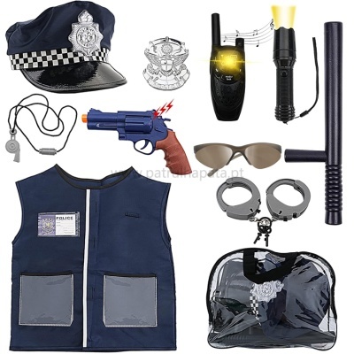 Conjunto de brinquedos de polícia com diversos acessórios incluindo chapéu, colete, distintivo, walkie-talkie, lanterna, cassetete, algemas, óculos, apito e pistola.
