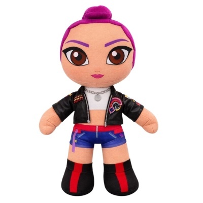 Boneca de peluche com cabelo rosa e roupa colorida