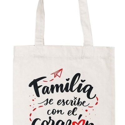 Saco de tecido branco com texto e desenhos em preto e vermelho