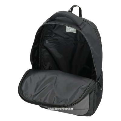 Mochila preta aberta com bolso interno e fecho