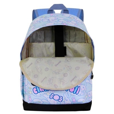 Mochila azul clara com padrão de personagens e doces com interior bege desenhado