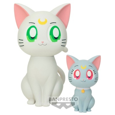 Duas figuras de gato estilizadas, uma branca e outra azul, com olhos grandes coloridos e lua amarela na testa.