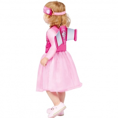 Menina com fato rosa e mochila rosa com emblema de pata