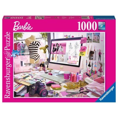 Caixa de puzzle Ravensburger Barbie 1000 peças com imagem de mesa de design de moda com manequim, computador, máquina de costura e materiais diversos.