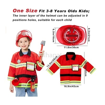 Capa de bombeiro vermelha para criança, capacete e acessórios em fundo branco