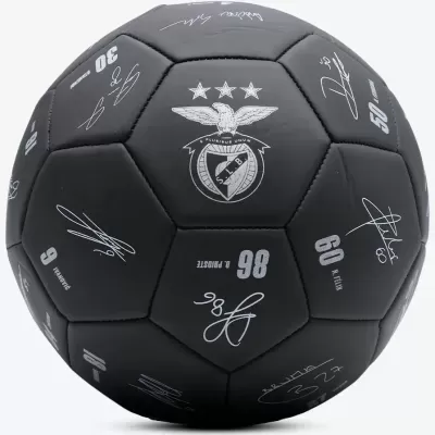 Bola de futebol preta assinada com emblema SLB e números brancos