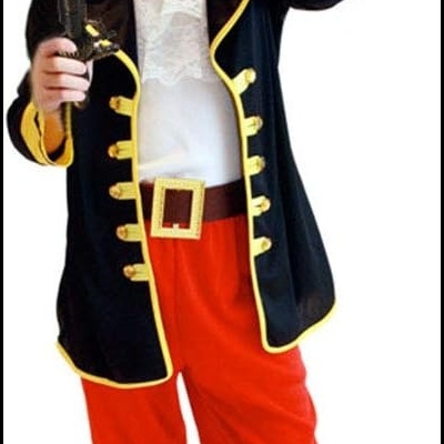 Criança com fato de pirata preto, vermelho e amarelo, com chapéu e acessórios.