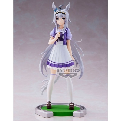 Figura colecionável de personagem feminina com uniforme roxo e branco e base verde