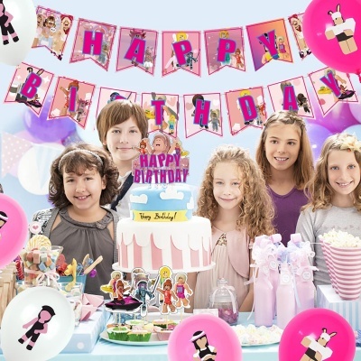 Crianças numa festa de aniversário com decoração rosa e lilás e balões com imagens de bonecas.