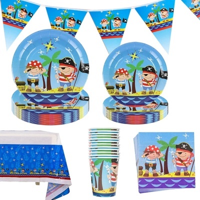 Conjunto festa infantil pirata com pratos, copos, guardanapos, toalha e bandeirolas.