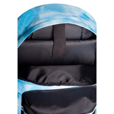 Mochila azul claro com interior preto e bolso frontal preto
