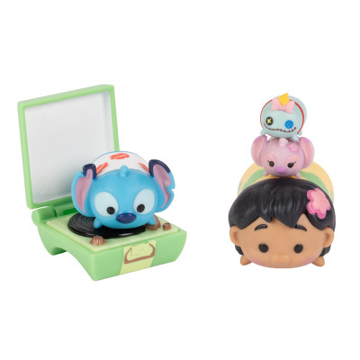 Figuras Disney Tsum Tsum Stitch e personagens empilhados em caixa verde com tampa aberta